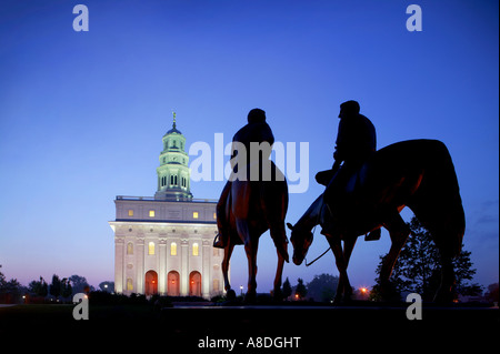 Statue von Joseph und Hyrum Smith auf Pferden vor Nauvoo Illinois Tempel Stockfoto