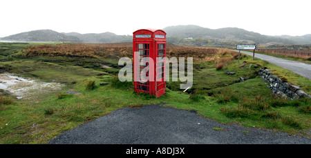 EINE BRITISCHE ROTE TELEFONZELLE IN KENTRA BUCHT AUF DER NORTH WEST SCHOTTISCHEN COAST.UK Stockfoto