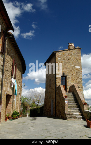 Einer der 14 Häuser Turm auf den Zinnen des San Quirico d ' Orcia Stockfoto