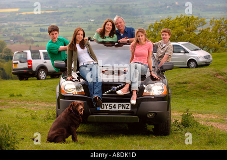EINE FAMILIE MIT KINDERN IM TEENAGERALTER SITZT AUF EINEM VOLVO XC90 UK Stockfoto