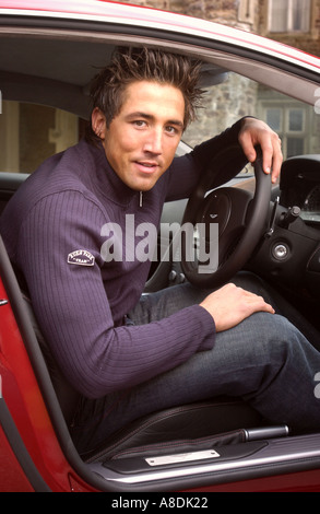 DAS WALES RUGBY SPIELER GAVIN HENSON IN EINEM ASTON MARTIN DB9 UK MÄRZ 2005 Stockfoto