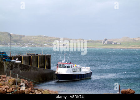 Bootsausflüge zu Staffa von Fionnphort mit Iona Abbey im Hintergrund Isle of Mull Inneren Hebriden Travel Schottland Insel Isle Arg Stockfoto