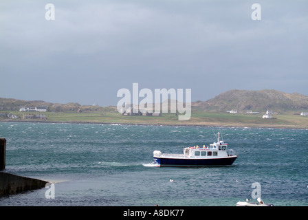 Bootsausflüge zu Staffa von Fionnphort mit Iona Abbey im Hintergrund Isle of Mull Stockfoto