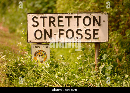 EIN SCHILD AM RANDE DES DORFES STRETTON AUF FOSSE WARWICKSHIRE UK Stockfoto