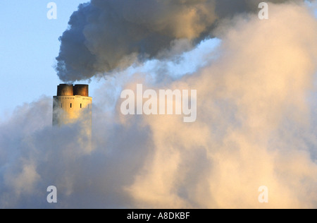 Radcliff Kraftwerk, Dampf aus Kühltürmen rund um den Turm, Nottinghamshire, Großbritannien Stockfoto