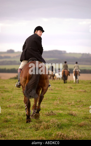 JUNGE JÄGER HARRY SCHÄFER, AUFRECHNUNG MIT DER HEYTHROP JAGD IN DER NÄHE VON STOW AUF WOLD GLOUCESTERSHIRE UK DEC 2004 Stockfoto