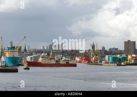 Aberdeen Scottish Harbor Boote, Fähren und Docks mit dem City Centre Beyond, Aberdeenshire, Schottland, großbritannien Stockfoto