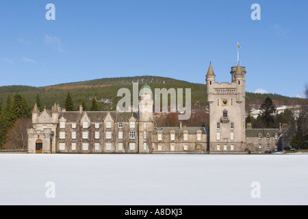 Winter auf Balmoral Scottish Castle und bewaldetem Gelände; königliches Ferienhaus, persönliche Residenzen in Crathie, Royal Deeside Aberdeenshire, Schottland, Großbritannien Stockfoto