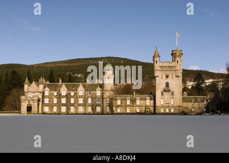 Winter im schottischen Schloss Balmoral und bewaldeten Boden; Royal Holiday Home, persönliche Residenzen im Crathie, Royal Deeside Aberdeenshire, Schottland, Großbritannien Stockfoto