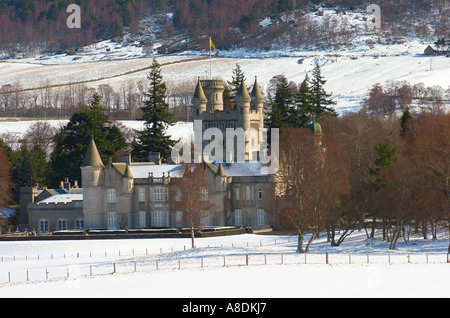 Winter im schottischen Schloss Balmoral und bewaldeten Boden; Royal Holiday Home, persönliche Residenzen im Crathie, Royal Deeside Aberdeenshire, Schottland, Großbritannien Stockfoto