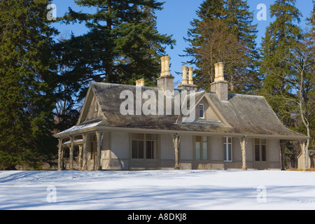 Winter im Balmoral Castle, traditionelle schottische einstöckige Holzhütte Royal Deeside, Crathie Estate, Cairngorms National Park, Schottland Großbritannien Stockfoto