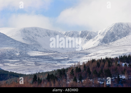 Schottische Winterschneeszene. Lochnagar-Gebirgslandschaft im Cairngorms National Park Aberdeenshire Balmoral, Royal Deeside, Schottland, großbritannien Stockfoto