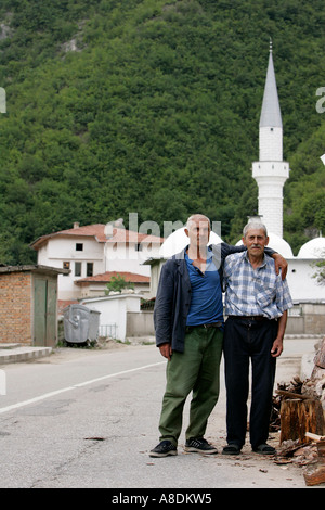 Dospat alte Stadt Rodopy Berg Haus älterer Mann männliche Herren shop Bulgarien Menschen Republik Balkan-Halbinsel Europa Kuh Stockfoto