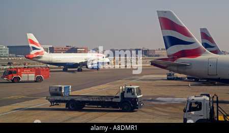 Begleitfahrzeuge am Flughafen Heathrow Stockfoto