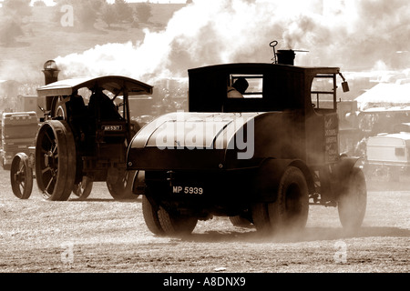 Lokomobile macht ihren Weg zu den Feldern am Dorset Steam Fair, England, UK. Stockfoto