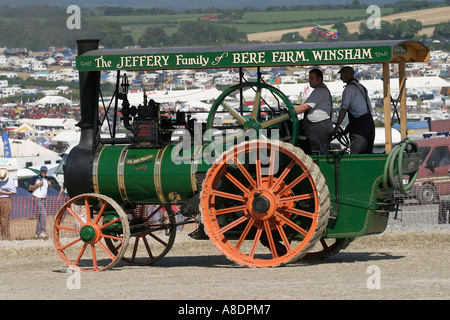 Zugmaschine vor dem Hintergrund der Dorset Steam Fair, England, UK. Stockfoto