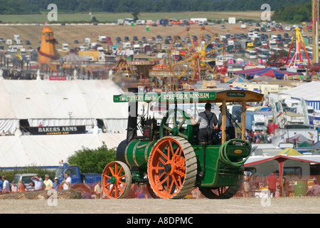 Zugmaschine vor dem Hintergrund der Dorset Steam Fair, England, UK. Stockfoto