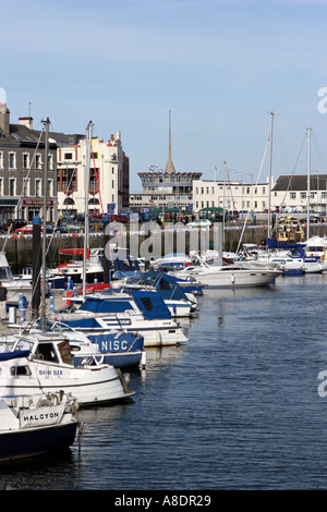 Segelboote und Yachten in Douglas harbour Isle Of Man mit Turm der Sea Terminal Gebäude im Hintergrund Stockfoto