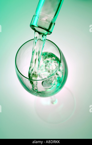 Weißwein gießen Stockfoto