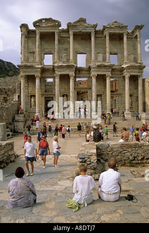 Touristen vor der Bibliothek von Ephesus-Türkei Stockfoto