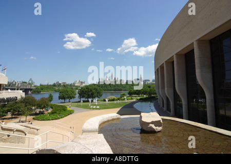 Blick über den Outaouais Ottawa River aus dem Museum der Zivilisation, das kanadische Parlamentsgebäude am Parliament Hill Stockfoto