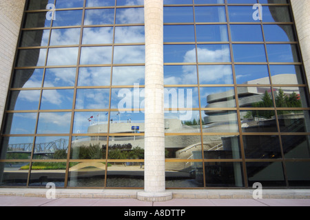 Reflexionen im Fenster am Musee Canadien des Zivilisationen, Rumpf, Quebec Stockfoto