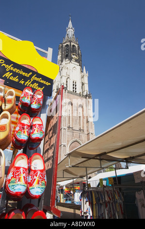 Blick auf Souvenir Clogs und Turm der Kathedrale, Delft Stockfoto