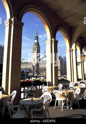 Die Alsterarkaden und Rathaus, Hamburg, Deutschland Stockfoto