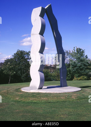 dh Rodney Gardens schottland PERTH PERTHSHIRE Schottische Skulptur öffentlicher Park Kunstwerk Moderne Outdoor Statue uk Garten Stockfoto