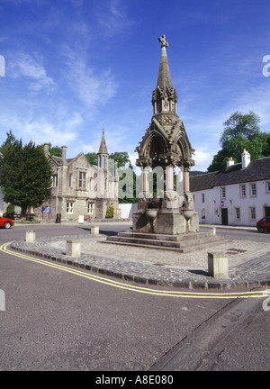 dh DUNKELD PERTHSHIRE Victorian Atholl Memorial Wasserbrunnen im Stadtzentrum Freimaurer schottland großbritannien Stockfoto