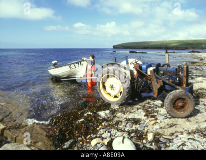 dh Birsay Bay BIRSAY ORKNEY Fischer mit Traktor Boot Brough of Birsay starten Stockfoto