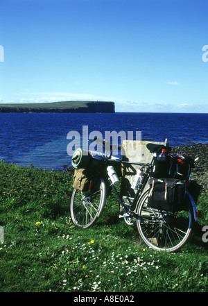 dh Birsay Bay BIRSAY ORKNEY Fahrrad geparkt Rock Birsay bay und Marwick Kopf uk Fahrrad niemand Radfahren schottisch inseln schottland Urlaub Stockfoto