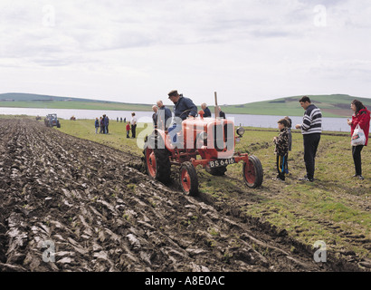 Tag der offenen Tür dh Kirbuster Bauernhof Museum BIRSAY ORKNEY Allis Chalmers Traktor Pflügen im Museum. Stockfoto