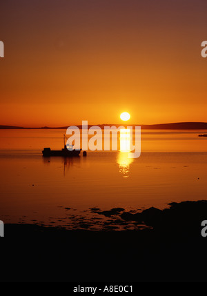 dh St Marys Bay Scapa Flow UK HOLM ORKNEY Sonnenuntergang Fischerboot schottland stimmungsvolle Dämmerung ruhige friedliche reflektieren über dem Wasser orkney island Sea Stockfoto
