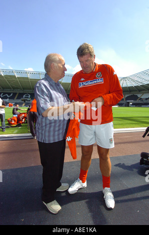 Wales-Fußball-Manager John Toshack plaudert, ein Alter Fan im Liberty Stadium in Swansea Stockfoto