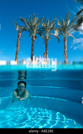 Eine Frau 40 Jahre schwimmt unter Wasser im Pool bei den vier Jahreszeiten Hotel Sharm el Sheikh Sinai Rotes Meer Ägypten Becky Hallsmith Stockfoto