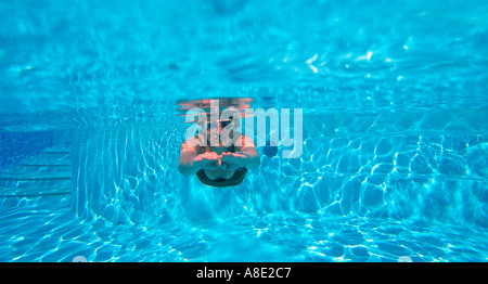 Eine Frau 40 Jahre schwimmt unter Wasser im Pool Sharm el Sheikh Sinai Rotes Meer Ägypten Becky Hallsmith Stockfoto