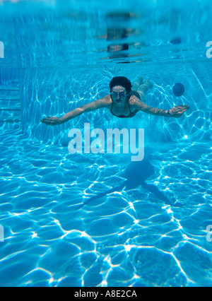 Eine Frau 40 Jahre schwimmt unter Wasser im Pool Sharm el Sheikh Sinai Rotes Meer Ägypten Becky Hallsmith Stockfoto