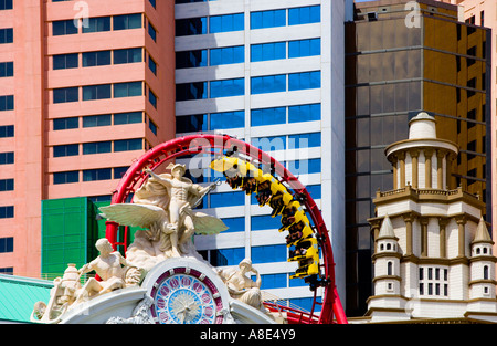 New York, New York Komplex mit looping Achterbahn durch die Wolkenkratzer, reich verzierte Uhr und Statuen - Las Vegas Stockfoto