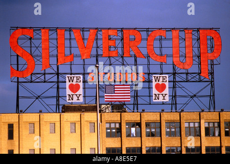 Silvercup Studios mit wir lieben NY Zeichen und amerikanische Flagge Astoria ny queens 4 15 2002 © Mak Stockfoto