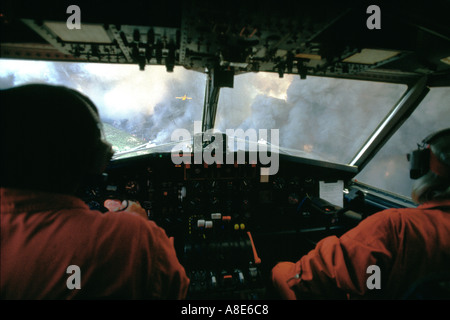 Piloten im Cockpit eines Canadair Löschwasser bomber Flugzeug in Richtung ein wildfire, Nebel, Wolken, Provence, Frankreich, Europa fliegen, Stockfoto