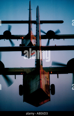 Antenne Rückseite des 2 Canadair Löschwasser bomber Flugzeuge im Flug in der Dämmerung, Provence, Frankreich, Europa, Stockfoto