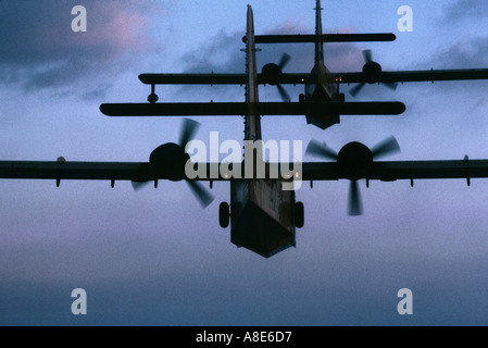 Antenne zurück Blick auf die Silhouetten von 2 Canadair Löschwasser bomber Flugzeuge im Flug in der Dämmerung, Provence, Frankreich, Europa, Stockfoto