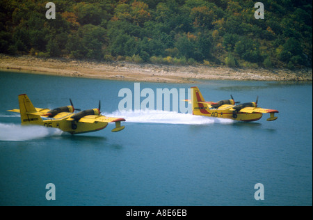 Luftaufnahme von 2 Canadair Löschwasser bomber Flugzeuge schaufeln Wasser vom See Sainte-Croix, Alpes de Haute Provence, Frankreich, Europa, Stockfoto