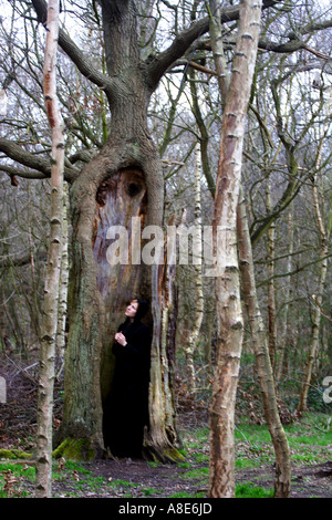 Eine junge Frau in Nottingham Wald Stockfoto