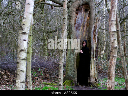 Eine junge Frau in Nottingham forest Stockfoto