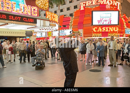 Las Vegas - Fremont Street Experience unter einem massiven elektronische Baldachin - Saxophonist unterhält in der Innenstadt, Publikum Stockfoto