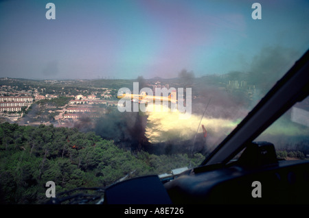 Luftaufnahme von eine Douglas DC-6B Löschwasser bomber Flugzeug fallen Feuerhemmende über einen Flächenbrand in der Nähe von Marseille, Provence, Frankreich, Europa, Stockfoto