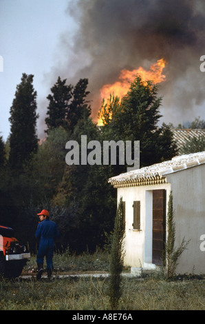Wildfire droht ein Haus, Feuerwehrmann, Flammen, Rauch von Waldbränden, Vaucluse, Provence, Frankreich, Europa, Stockfoto