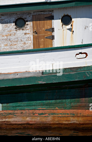 Faded Lackierung am Rumpf des Holzboot Seattle USA Stockfoto